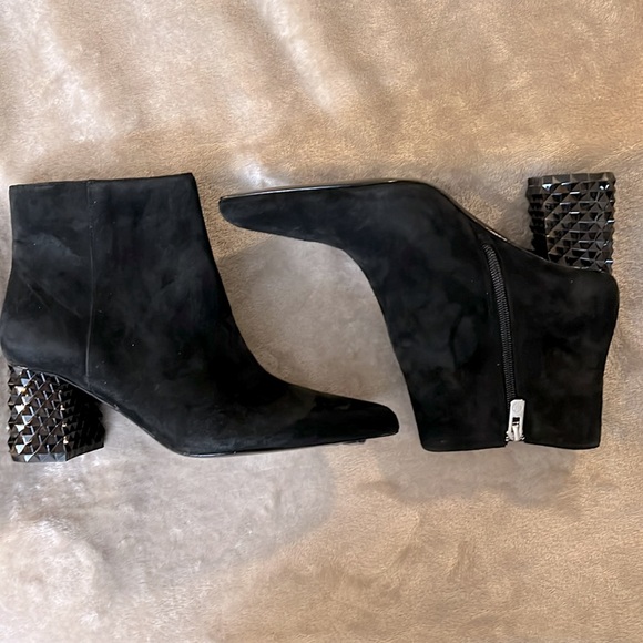 NWOB $159 Kinsly Antonio Melani Suede Bootie - Picture 5 of 7